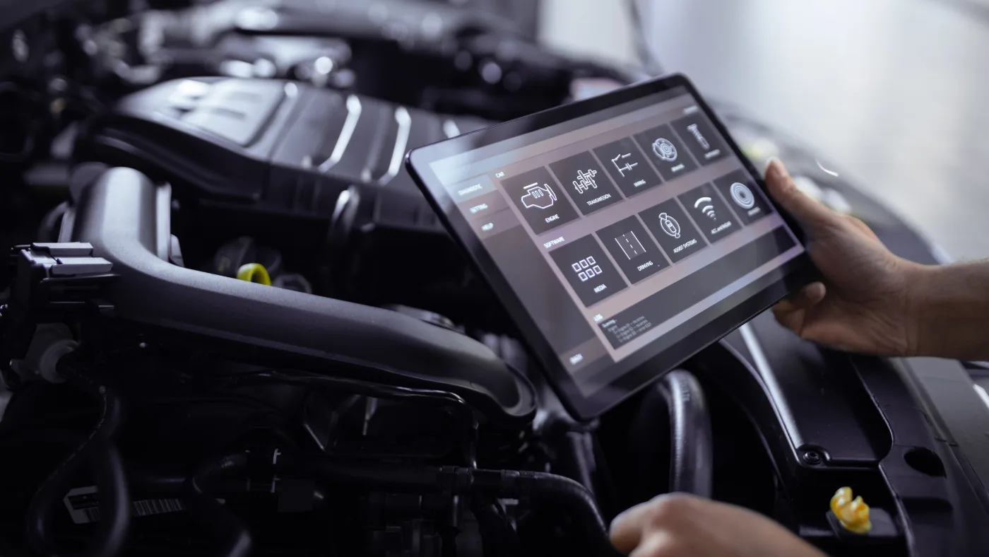 Digitale Fahrzeugdiagnose am Motorraum