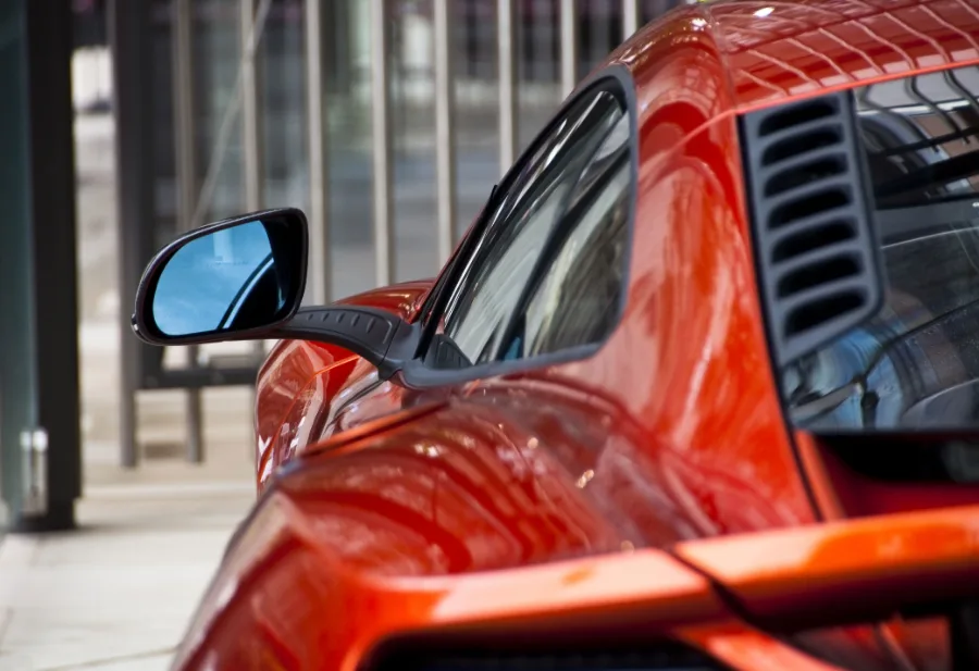 Roter Sportwagen im Detail